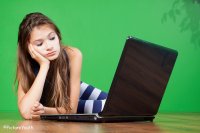 Smutna dziewczyna przy laptopie